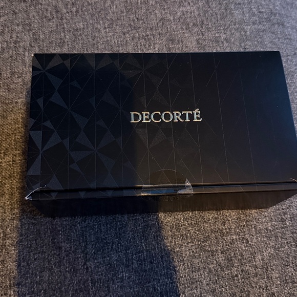 Decorte beauty travel set new - Picture 2 of 2